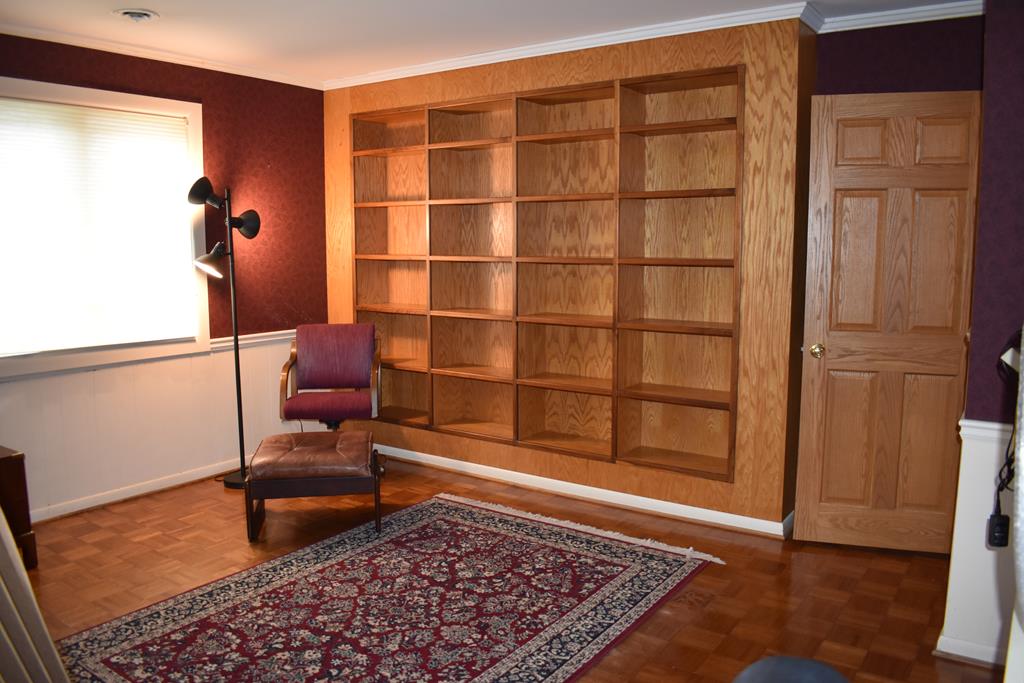 Bedroom on lower, beautiful oak book shelves