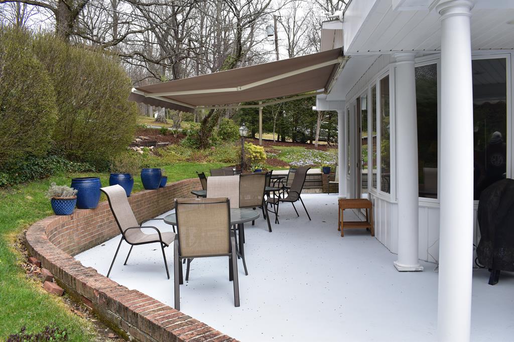 Patio with reractable awning
