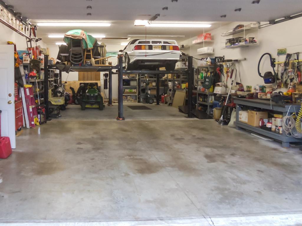Garage capable of holding 6 cars